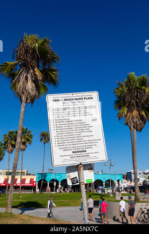 Skate Plaza park l'interdiction d'affichage, Venice Beach, Santa Monica, Californie, États-Unis d'Amérique. USA. Octobre 2019 Banque D'Images