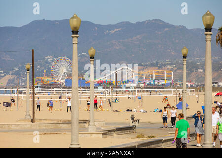 Les joueurs de volley-ball sur la plage de Santa Monica, Californie, États-Unis d'Amérique. USA. Octobre 2019 Banque D'Images