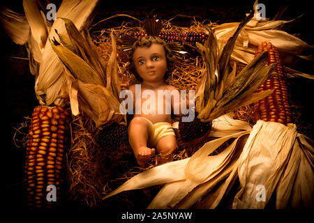 Cartes de Noël. L'Enfant Jésus dans un berceau fabriqué à partir des épis de maïs. Banque D'Images