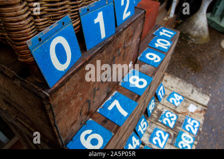 Bleu et blanc attrayant de plaques d'affichage Banque D'Images