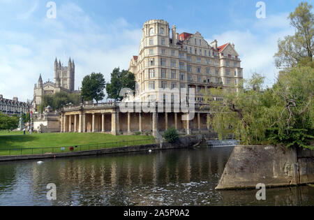 Rivière Avon et de l'Ancien Empire Hotel, Bath, Somerset, Angleterre, Royaume-Uni. Banque D'Images