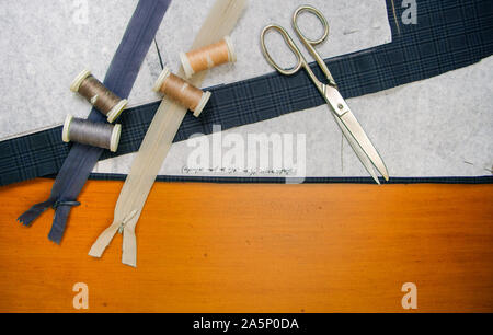 Matériel de couture sur une table Banque D'Images