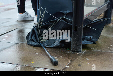 Parapluie noir cassé après un fort vent négligents gauche sur rue Banque D'Images