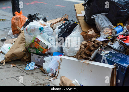 Utilisez du papier unique tasses, bouteilles en plastique, carton et une autre variété de déchets généraux déborde de la poubelles Banque D'Images