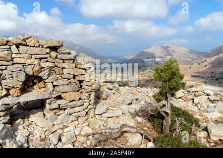 Missaria Château et les montagnes de Tilos, l'île de Tilos, îles du Dodécanèse, Egée du Sud, la Grèce. Banque D'Images