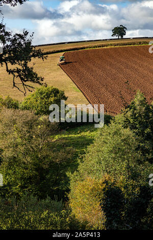 Dunsford UK, tracteur, domaine agricole, l'Agriculture, de l'Angleterre, charrue, Bleu, ciel clair, Cornwall, Devon, Angleterre - Dorset - Angleterre, champ en jachère, Banque D'Images