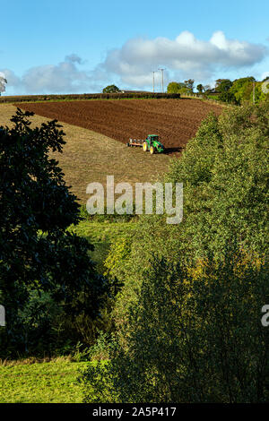 Dunsford UK, tracteur, domaine agricole, l'Agriculture, de l'Angleterre, charrue, Bleu, ciel clair, Cornwall, Devon, Angleterre - Dorset - Angleterre, champ en jachère, Banque D'Images