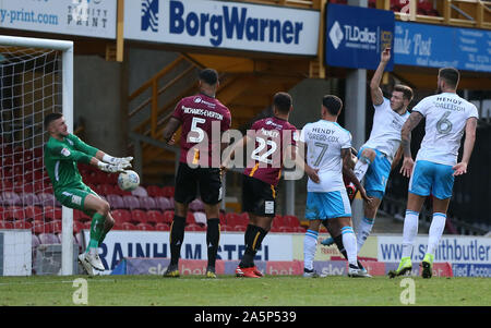 Bradford, Royaume-Uni. 19 octobre 2019 de la ville de Crawley Jordanie TunnicliffeÕs coupe est sauvé par Bradford, Richard O'Donnell lors de la Sky Bet League Deux match entre Bradford City et Crawley Town à l'énergie Utilita Stadium à Bradford. Des photos au téléobjectif : Crédit / Alamy Live News Banque D'Images