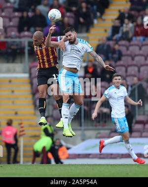 Bradford, Royaume-Uni. 19 octobre 2019 Bradford, James Vaughan rivalise pour la balle contre la ville de Crawley Jordanie Tunnicliffe au cours de la Sky Bet League match deux entre Bradford City et Crawley Town à l'énergie Utilita Stadium à Bradford. Des photos au téléobjectif : Crédit / Alamy Live News Banque D'Images