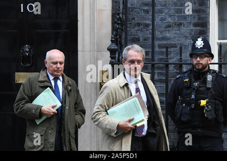 Iain Duncan Smith et Owen Paterson (droite) de quitter Downing Street, Londres après avoir assisté à une réunion. PA Photo. Photo date : mardi 22 octobre, 2019. Voir la politique histoire Brexit PA. Crédit photo doit se lire : Stefan Rousseau/PA Wire Banque D'Images