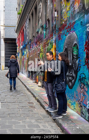 Les touristes à prendre des photos et Photos Instagram de graffiti et street art à Hosier Lane Victoria de Melbourne en Australie. Banque D'Images