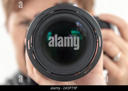 Close up d'un objectif de l'appareil photo reflex numérique, troubles de mains de femme photographe professionnel Banque D'Images
