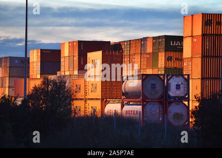 Munich Riem, Deutschland. 21 Oct, 2019. Sujet de l'exportation, Container, Conteneur Kloiber depot à côté de la station de train de conteneurs DUSS Muenchen Riem, près de Feldkirchen dans l'État de Bavière dans la soirée, l'atmosphère du soir, dans le monde de l'utilisation | Credit : dpa/Alamy Live News Banque D'Images