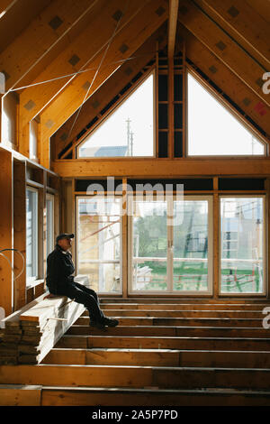L'homme à l'intérieur de maison en construction Banque D'Images