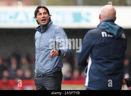 Crawley, Royaume-Uni. 12 octobre 2019 l'entraîneur-chef de la ville de Crawley Cioffi a mots avec le manager de Colchester John McGreal durant la Sky Bet League match entre deux ville de Crawley et de Colchester United au stade de pension Peuples Crawley. Des photos au téléobjectif : Crédit / Alamy Live News Banque D'Images