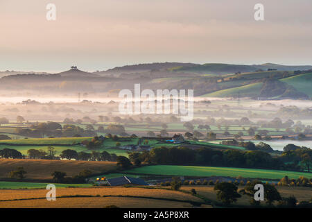 Marshwood, Dorset, UK. 22 octobre 2019. Météo britannique. Brume matinale jette à travers les domaines de l'Marshwood Vale dans le Dorset au lever du soleil à l'égard Colmers colline au loin. Crédit photo : Graham Hunt/Alamy Live News Banque D'Images