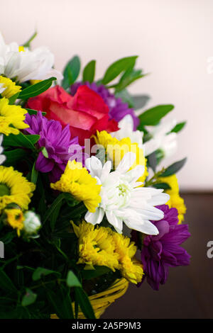 Superbe bouquet de fleurs : roses rose et blanc, jaune et violet chrysanthèmes. Banque D'Images
