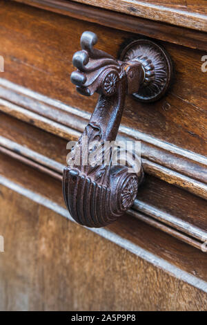 Doorknocker historique sur la porte en bois Banque D'Images