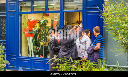 Les juifs orthodoxes proselitysing dans le quartier du marais Banque D'Images