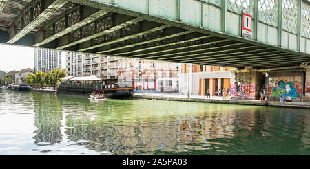 Scène de rue sur les rives du canal de l'Ourcq Banque D'Images