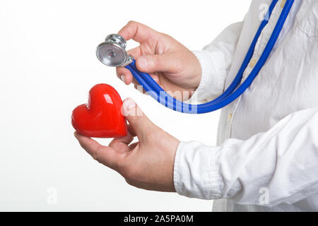 Les jeunes mail doctor holding red Heart dans sa main Banque D'Images