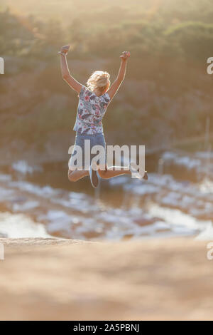 Femme saut Banque D'Images