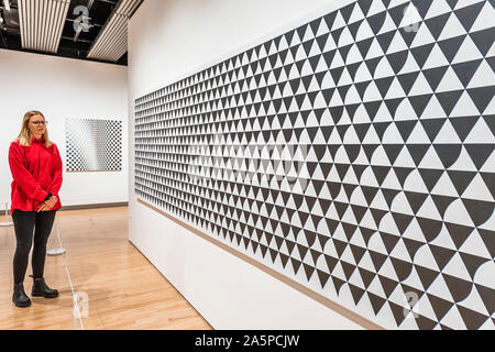 Londres, Royaume-Uni. 22 octobre, 2019. Cascando, 2015 - Une grande exposition rétrospective à la Hayward Gallery consacrée aux travaux de l'artiste britannique Bridget Riley (23 octobre 2019 - 26 janvier 2020). Comme l'un des plus éminents et des artistes de renommée internationale qui travaillent aujourd'hui, Bridget RILEY pionnier de l'approche de la peinture implique l'habile équilibre entre forme et couleur, ce qui donne un très varié mais continu enquête sur la nature de l'abstraction et la perception. Crédit : Guy Bell/Alamy Live News Banque D'Images