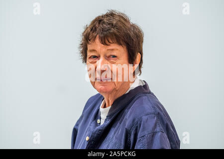 Londres, Royaume-Uni. 22 octobre, 2019. Bridget Riley (photo) - Une grande exposition rétrospective à la Hayward Gallery consacrée aux travaux de l'artiste britannique Bridget Riley (23 octobre 2019 - 26 janvier 2020). Comme l'un des plus éminents et des artistes de renommée internationale qui travaillent aujourd'hui, Bridget RILEY pionnier de l'approche de la peinture implique l'habile équilibre entre forme et couleur, ce qui donne un très varié mais continu enquête sur la nature de l'abstraction et la perception. Crédit : Guy Bell/Alamy Live News Banque D'Images