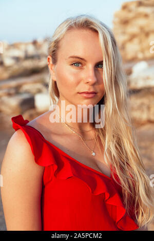 Portrait de belle blonde woman wearing red dress Banque D'Images