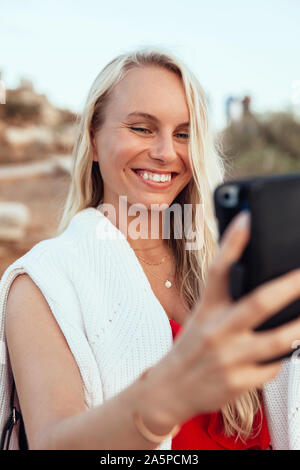 Belle blonde woman taking selfies Banque D'Images