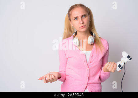 Portrait de jeune femme blonde a souligné nerd jeux et perdre Banque D'Images