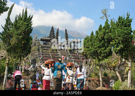 Le Temple Besakih, Bali, Indonésie, avec le Volcan Agung en arrière-plan. Banque D'Images