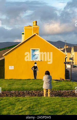 Maison Jaune avec la figure de Charlie Chaplin, Waterville, dans le comté de Kerry, Irlande Banque D'Images