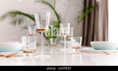 Close-up de table servi dans un restaurant de luxe à l'appartement de eve. Servant des plats, verres à vin en verre et d'or de couverts. Concept de service traiteur. Banque D'Images