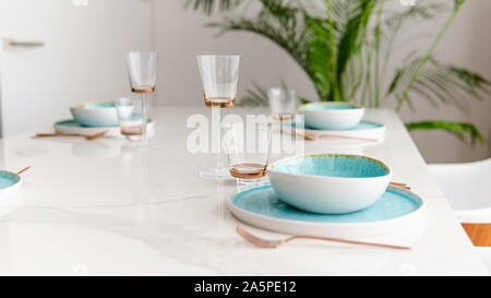 Close-up de table servi dans un restaurant de luxe à l'appartement de eve. Servant des plats, verres à vin en verre et d'or de couverts. Concept de service traiteur. Banque D'Images