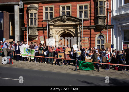 Des manifestants à l'extérieur le changement climatique Le Manx Tynwald édifices du Parlement, à Douglas (île de Man) Banque D'Images