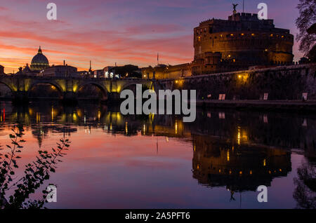 Coucher du soleil sur le Tibre, Rome, Italie Banque D'Images
