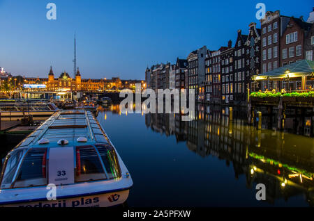 En soirée, la gare d'Amsterdam, Hollande Banque D'Images