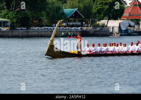 Bangkok, Thaïlande - 21 octobre 2019 : Thai royal barges participer à une procession de Bangkok sur la rivière Chao Phraya. Banque D'Images