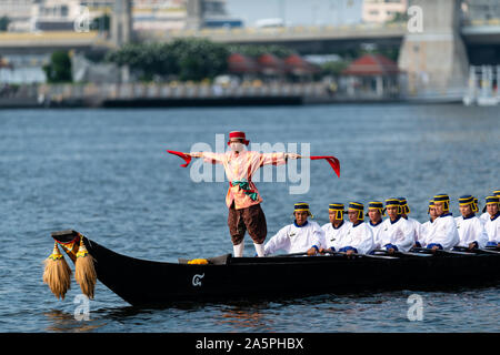 Bangkok, Thaïlande - 21 octobre 2019 : Thai royal barges participer à une procession de Bangkok sur la rivière Chao Phraya. Banque D'Images