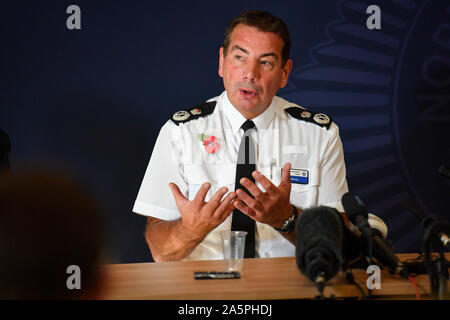 Chef de la police de Northamptonshire Police, Nick Adderley, parlant au cours d'une conférence de presse au QG de la Police à Northamptonshire, Northampton Wootton Hall sur la mort de Harry Dunn. Banque D'Images