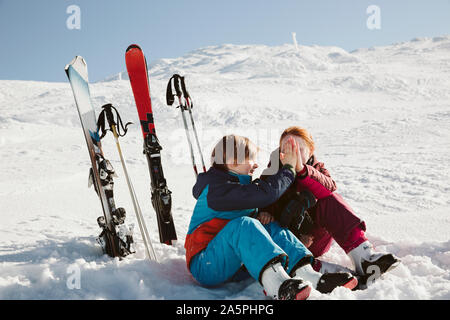 Les enfants le ski en montagne Banque D'Images