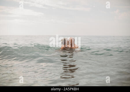 Senior couple baignade en mer Banque D'Images