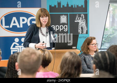 Joanna Otterburn, directeur adjoint au ministère de la Justice, parlant à l'aide juridique 2019 Groupe de praticiens (LAPG) conférence annuelle à Aston, B Banque D'Images