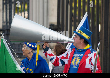 Westminster, London, UK. 22 octobre 2019. Brexit arrêter des manifestants à la place du Parlement d'attendre l'arrivée de députés pour les affaires quotidiennes. Militante Anti-Brexit SODEM Steve Bray avec marque de mégaphone. Credit : Malcolm Park/Alamy Live News. Banque D'Images