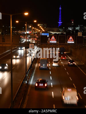 Wilmersdorf, Allemagne. 14Th Oct, 2019. La circulation intense dans les heures du soir du 14.10.2019 Berlin sur l'autoroute A100, sortie Hohenzollerndamm, direction Funkturm. Crédit : Thomas-zentralbild Uhlemann/dpa/ZB/dpa/Alamy Live News Banque D'Images