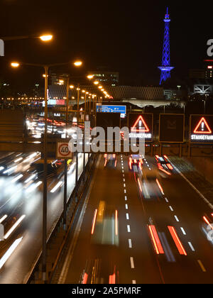 Wilmersdorf, Allemagne. 14Th Oct, 2019. La circulation intense dans les heures du soir du 14.10.2019 Berlin sur l'autoroute A100, sortie Hohenzollerndamm, direction Funkturm. Crédit : Thomas-zentralbild Uhlemann/dpa/ZB/dpa/Alamy Live News Banque D'Images