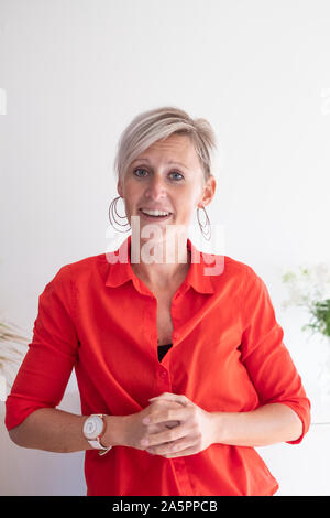 Portrait of woman wearing red shirt Banque D'Images