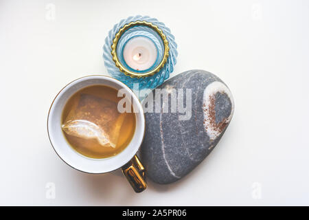 Thé camomille dans une tasse avec de l'arrangement des objets modernes Vue de dessus Banque D'Images