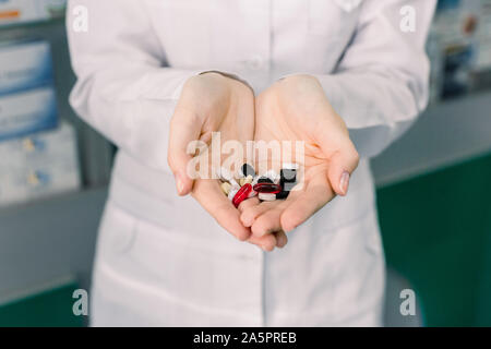 Close up photo de médecin ou pharmacien mains tenant des pilules colorées. Concept de médicaments, Pharmacie